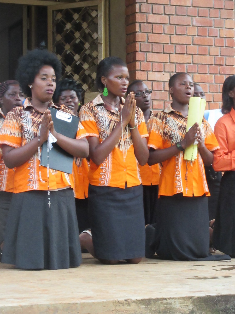 The Nkokonjeru Choir sings about Mother Mary. 