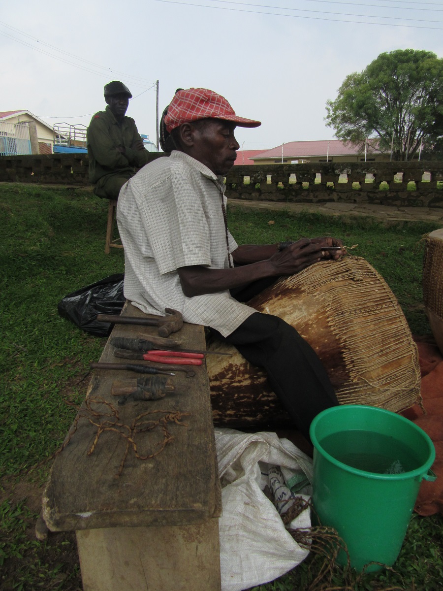 To work on the drums, the artisan uses a variety of tools, including a hammer, pliers, and several picks.