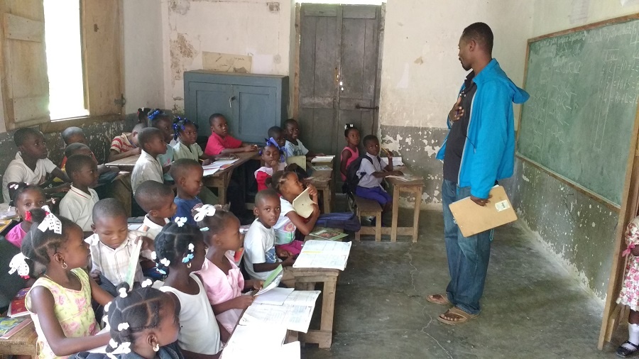 Felix_addresses_class_at_Riviere_Mancelle_school.jpg