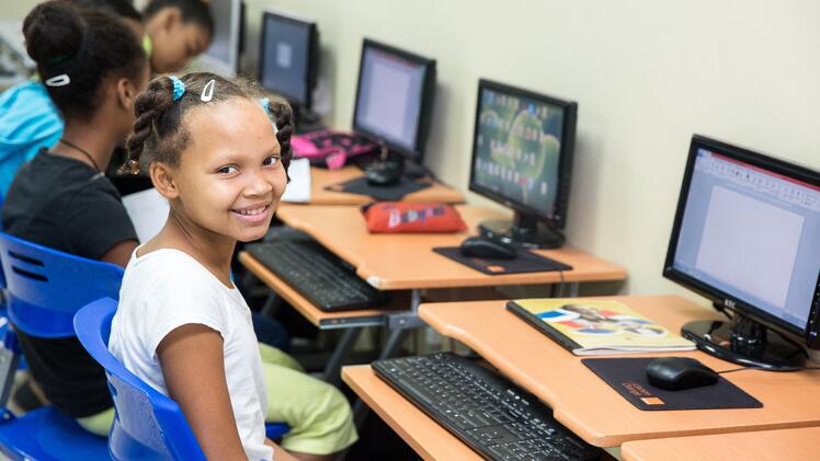 Silvia_Margarita_in_the_Hogar_computer_lab